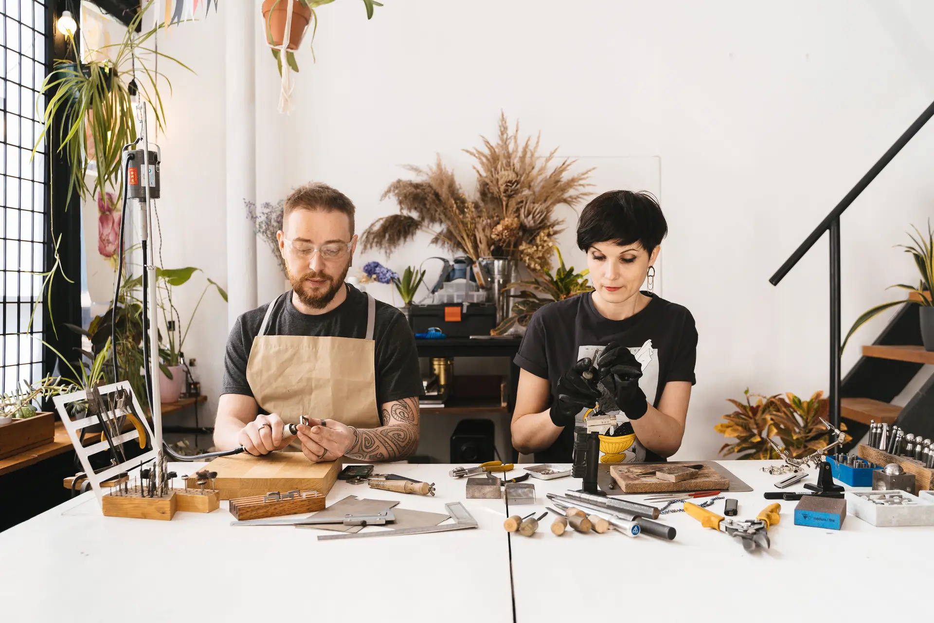 Détail de l'assemblage manuel d'un collier