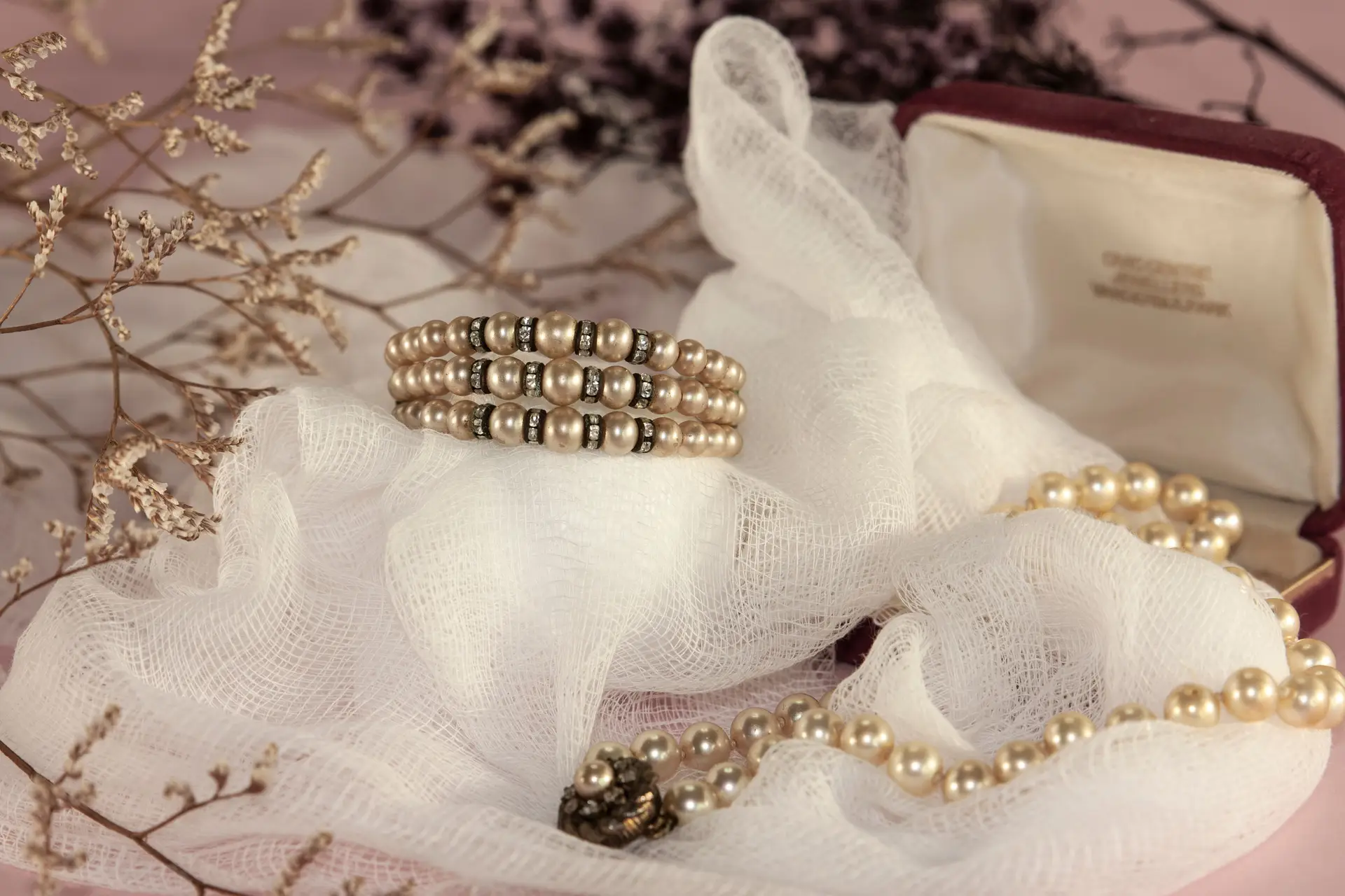 Bijoux en perles délicats sur tissu blanc